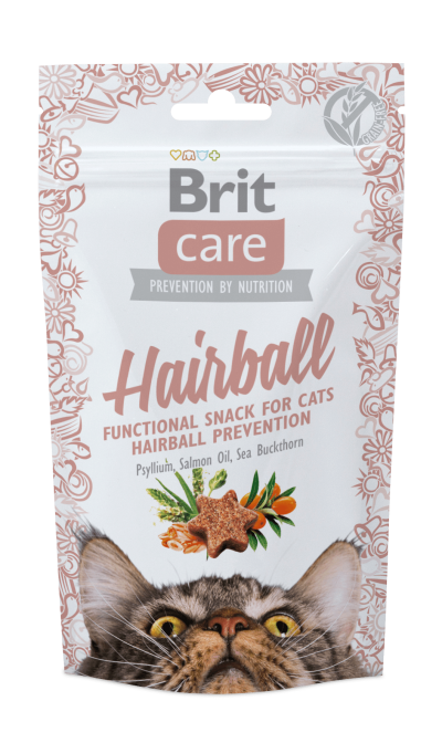 Pacote de snacks Brit Care Hairball para gatos com imagem de gato e detalhes florais.