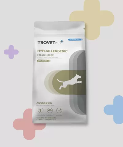 Embalagem branca de ração para cão adulto Trovet Plus Hypoallergenic Fresh Horse com texto e símbolo de cão a saltar