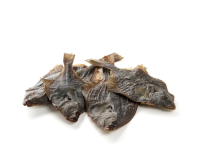 Quatro peixes secos com pele escura numa superfície branca