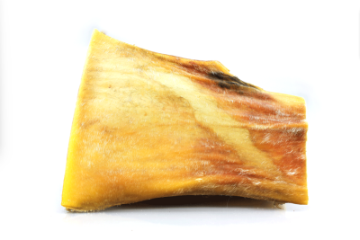 Dentadura de osso amarelo e castanho sobre fundo branco