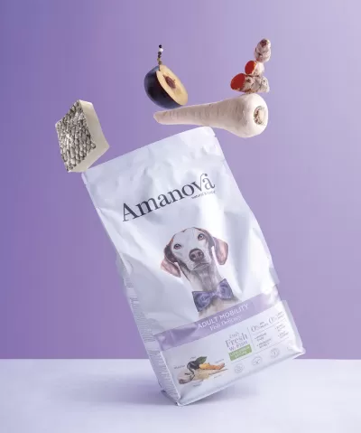 Embalagem de ração para cães Amanova Adult Mobility com ingredientes flutuando