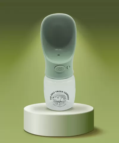 Garrafa portátil para cães em plástico branco e verde-água com pente do topo