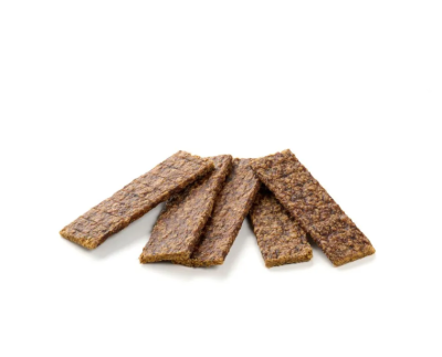 Tiras castanhas de snack de carne seca sobre fundo branco