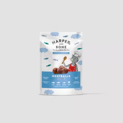 Embalagem branca de comida para gatos Harper and Bone Meatballs com ilustração de gato cozinheiro