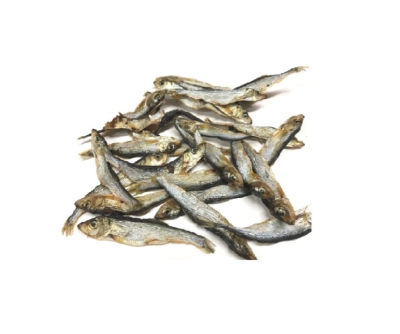 Pequenas sardinhas secas empilhadas com escamas prateadas
