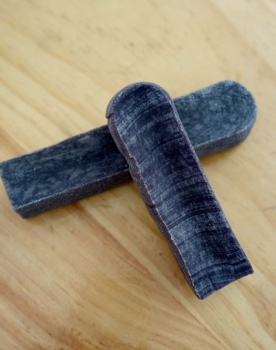 Protetores de veludo cinza sobre madeira