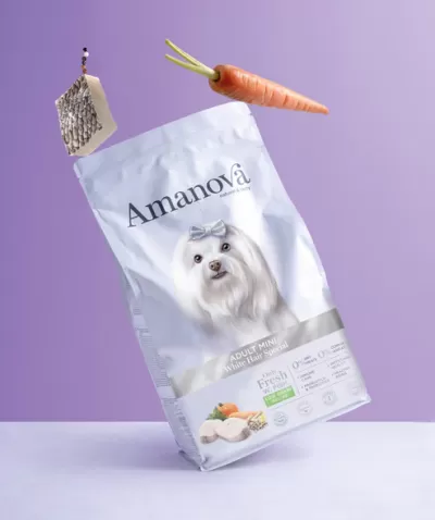 Saco de ração para cães Amanova com imagem de cão branco e cenoura