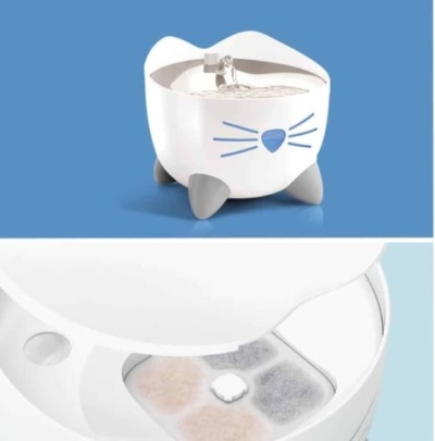 Bebedouro branco e cinzento para animais com detalhe de cara de gato e filtro visível