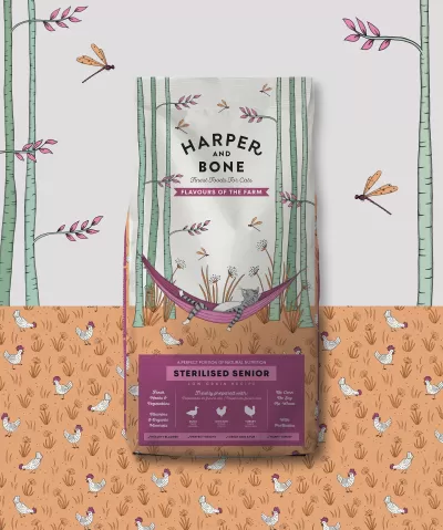 Pacote de comida para gatos Harper and Bone Sterilised Senior com ilustração de gato numa rede entre árvores