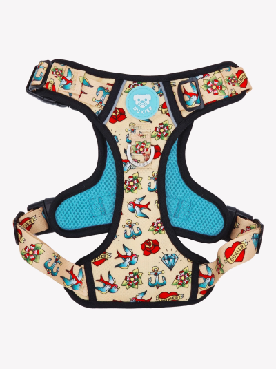 Peitoral para cão estampado com motivos náuticos e tatuagens clássicas, interior azul, etiqueta DUKIER