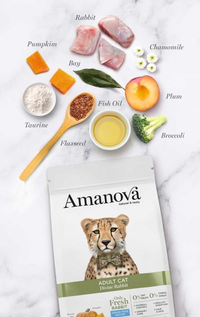 Ingredientes naturais ao redor de embalagem de ração Amanova para gato adulto sabor coelho.