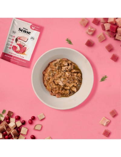 Comida húmida para gato Dibaq Sense Chicken with Tuna e tigela com comida em molho