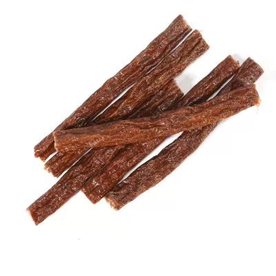 Tiras de carne seca castanha escura sobre fundo branco