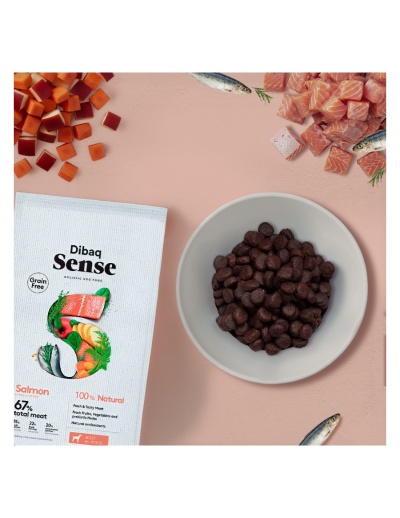 Comida para cães Dibaq Sense Salmon com croquetes em tigela e ingredientes naturais