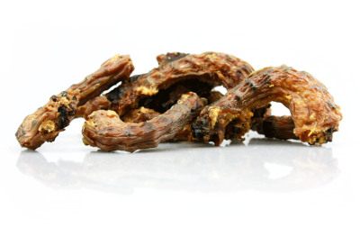 Pedaços de carne seca castanha em superfície branca