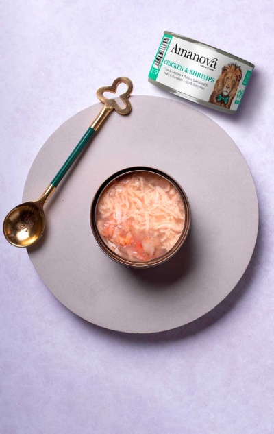 Lata aberta de comida para animais Amanova com colher dourada e suporte cinza