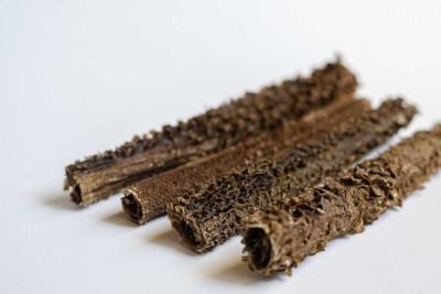 Palitos de casca castanha com textura rugosa sobre fundo branco