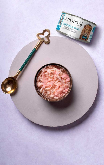 Lata de alimento húmido para animais Amanova Chicken & Tuna com colher dourada e cabo verde