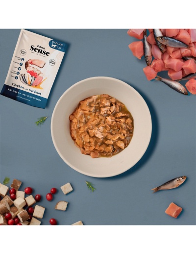 Comida húmida para gatos Dibaq Sense Chicken with Sardines em taça branca e embalagem visível.