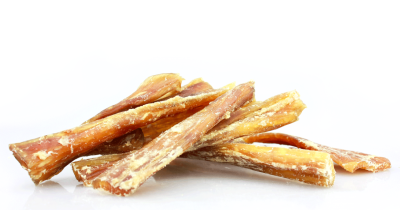 Paus de ossos caninos secos empilhados