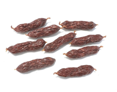 Nove enchidos secos castanhos escuros com textura enrugada sobre fundo branco