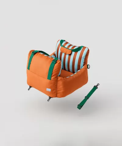 Assento elevatório para crianças em tecido laranja com riscas castanhas e brancas