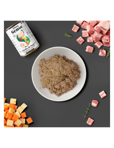 Lata de comida para animais dibaq com comida servida num prato branco e ingredientes crus ao lado