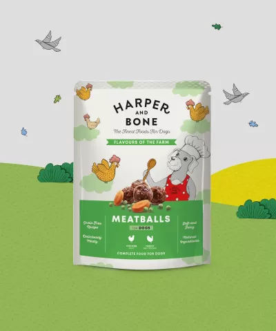 Pacote de comida para cães Harper and Bone com almôndegas sabor 'Flavours of the Farm' e ilustração de galinhas e cão cozinheiro