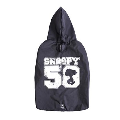 Capa de chuva preta para cão com estampa Snoopy 50 branca e capuz