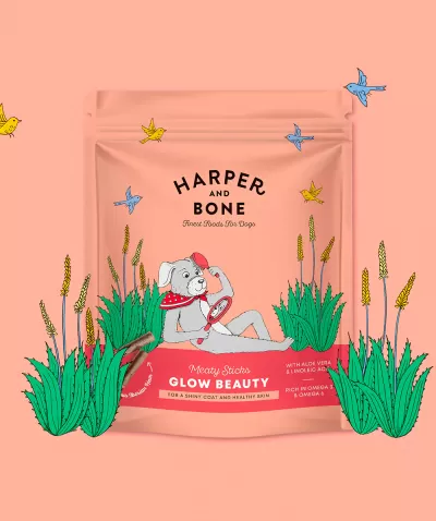 Embalagem rosa de snacks para cães HARPER AND BONE com cão cinzento e plantas desenhadas