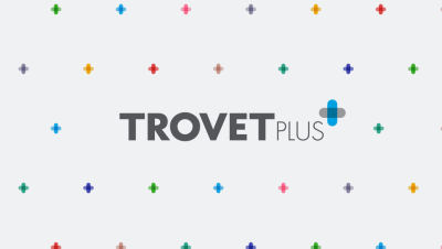 Logótipo TROVET PLUS com padrão colorido de símbolos de mais sobre fundo cinza claro