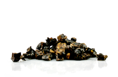 Pedaços pequenos de material escuro sobre superfície branca