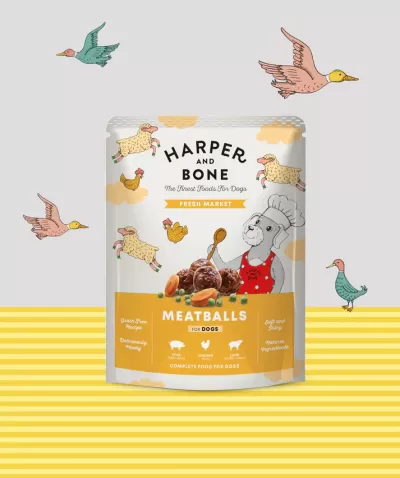 Embalagem de comida para cães Harper and Bone com ilustrações de ovelhas, galinhas e cão cozinheiro.