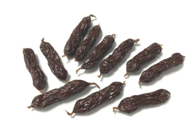 Chouriços negros secos rugosos sobre fundo branco