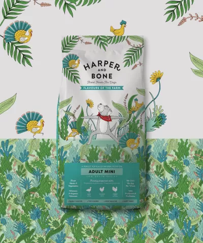 Saco de comida para cães Harper and Bone com ilustração de cão e galinhas em fundo verde e branco.