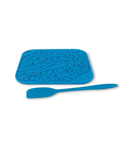 Tapete de silicone azul com moldes e espátula azul