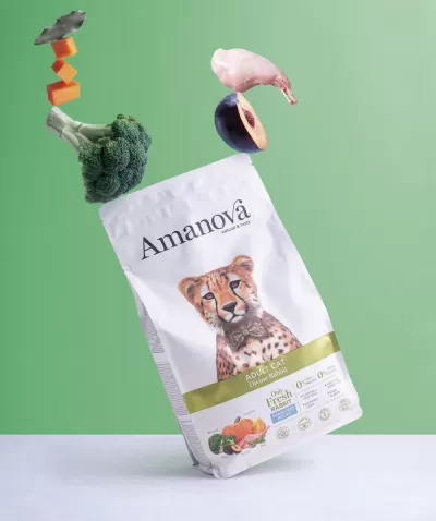 Pacote de comida para gato Amanová com imagem de guepardo e ingredientes saudáveis ao redor