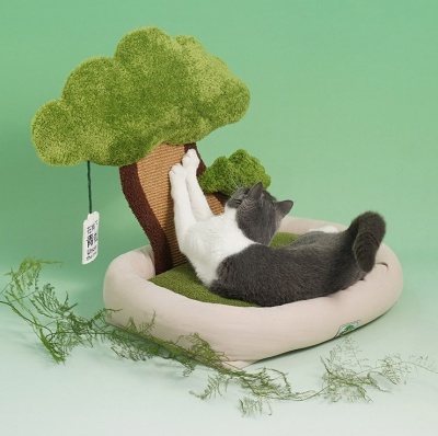 Cama para gato com árvore em tecido verde e castanho e gato cinzento e branco a usar