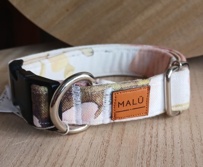 Coleira para cão em tecido colorido com fecho e argolas metálicas, etiqueta MALÚ