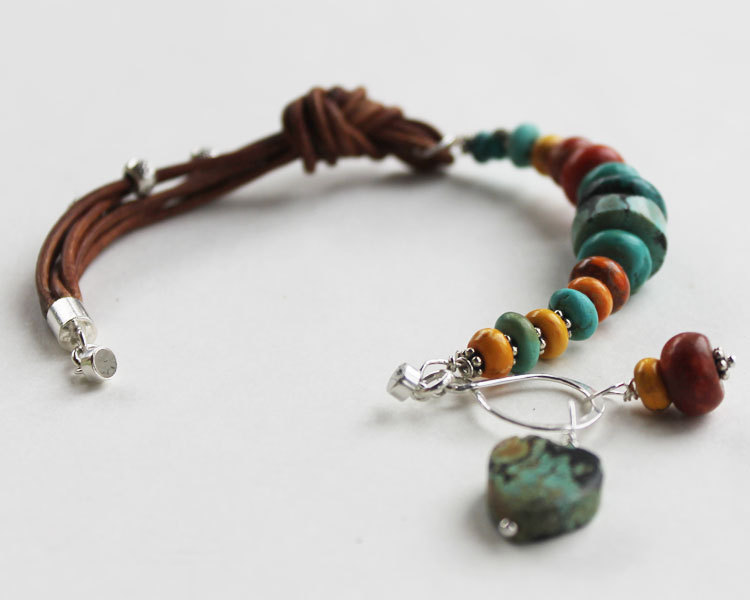 Pulseira de couro e contas coloridas com coração pendente