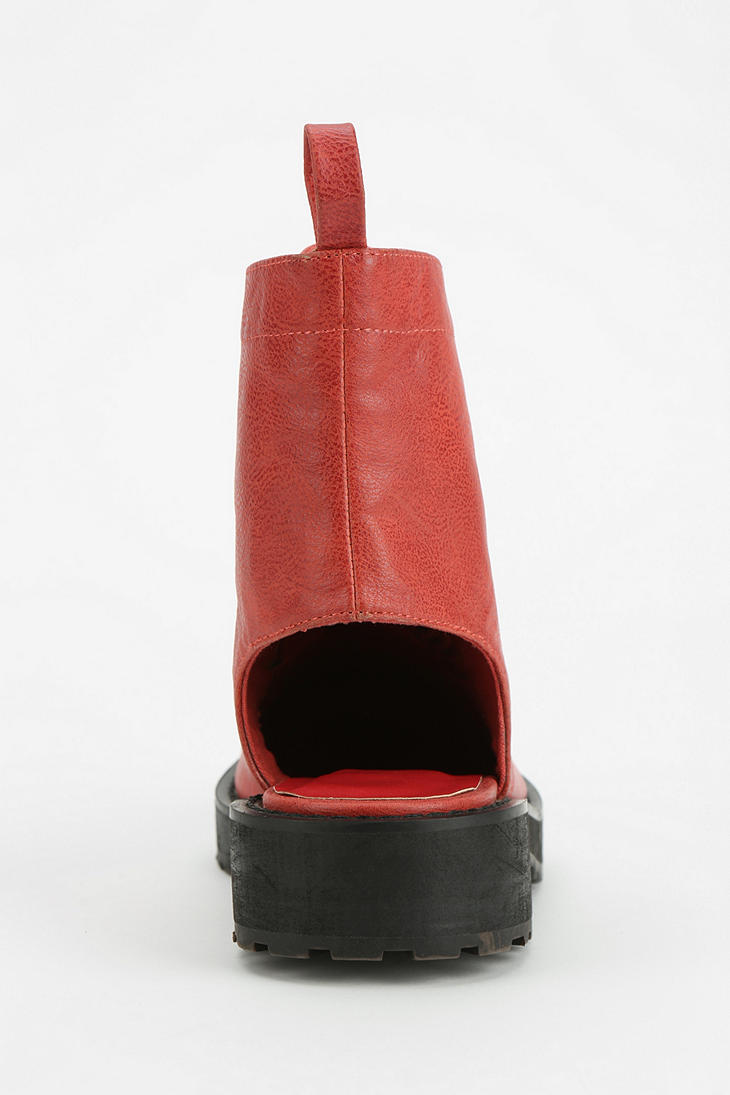 Bota vermelha com salto grosso preto e alça superior