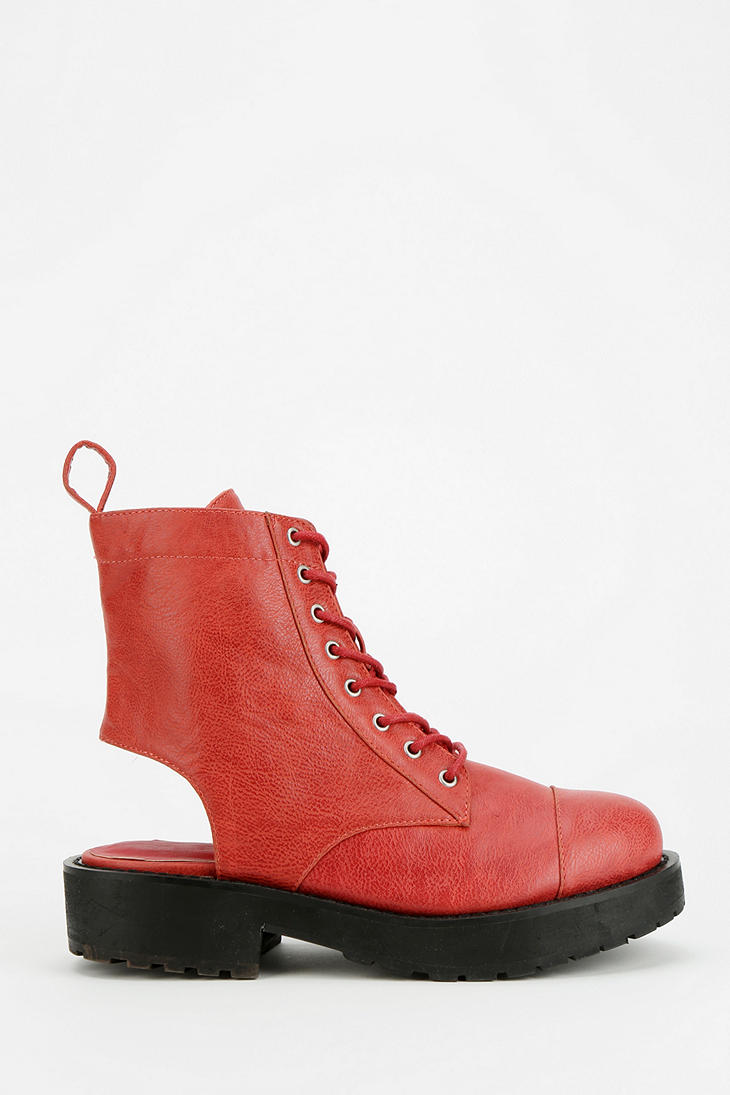 Bota vermelha de pele com sola preta e traseira aberta