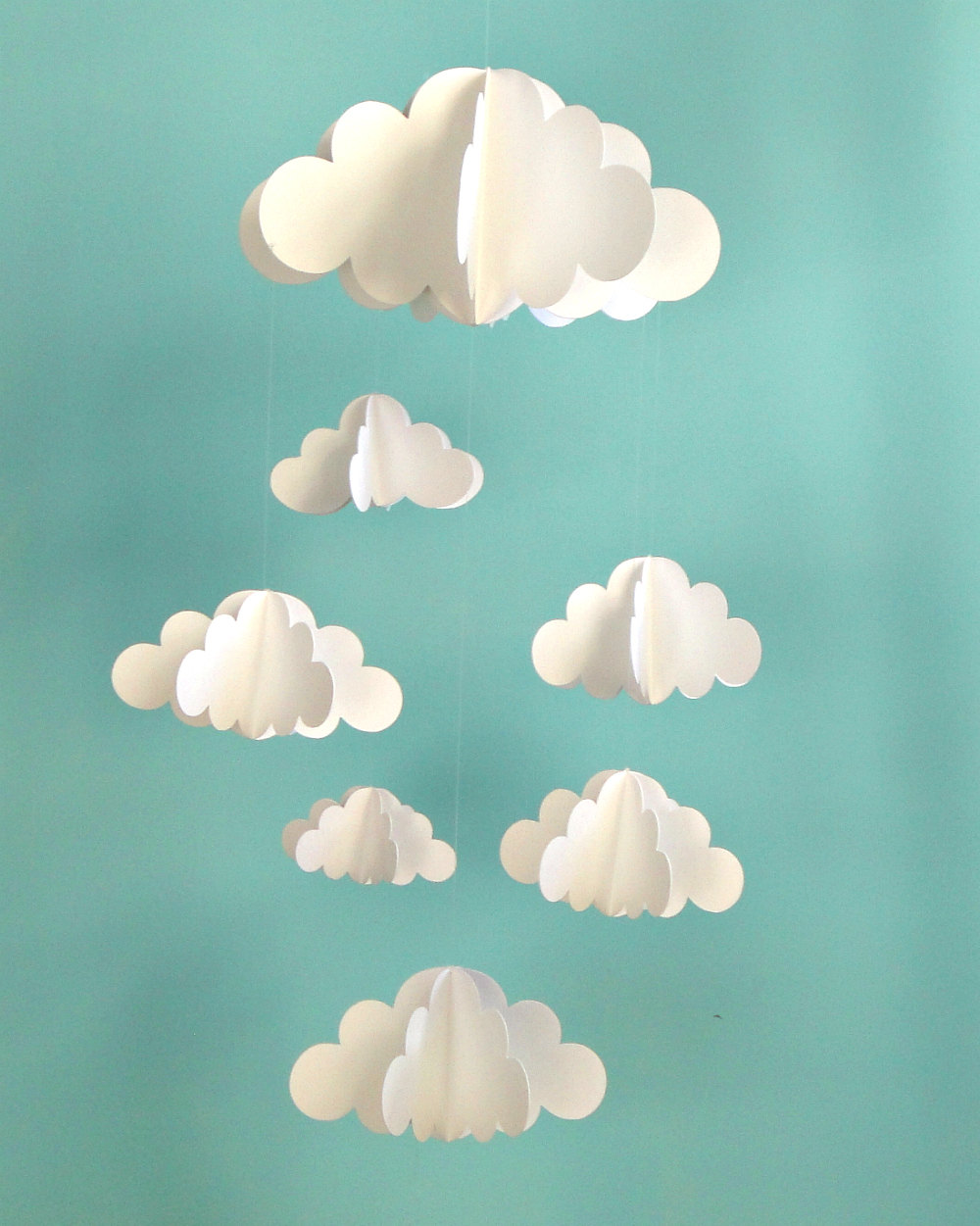 Móbile decorativo com nuvens de papel branco penduradas