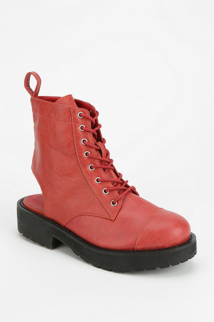 Bota vermelha de pele com atacadores e sola preta