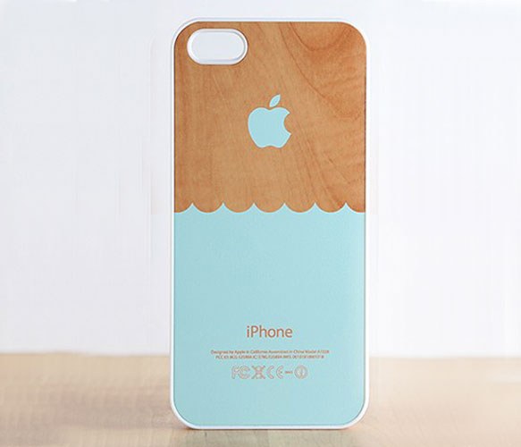 Capa para iPhone em madeira e azul claro com logótipo da Apple