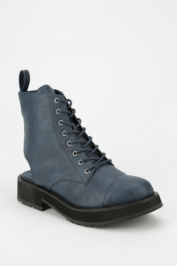 Bota azul escura de cano alto com atacadores e sola preta