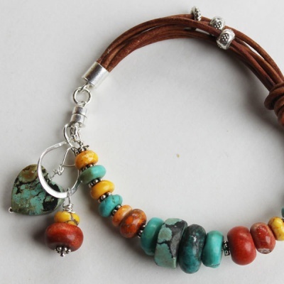 Pulseira colorida com contas de pedra e madeira em fio de couro castanho e fecho prateado