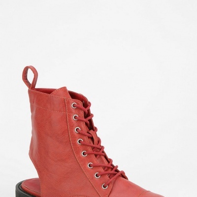 Bota vermelha de pele com atacadores e sola preta