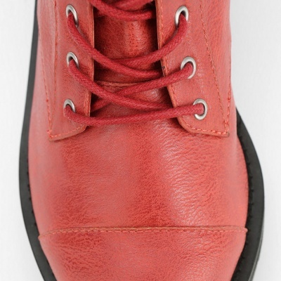 Bota vermelha de couro com cadarços e sola preta vista de cima