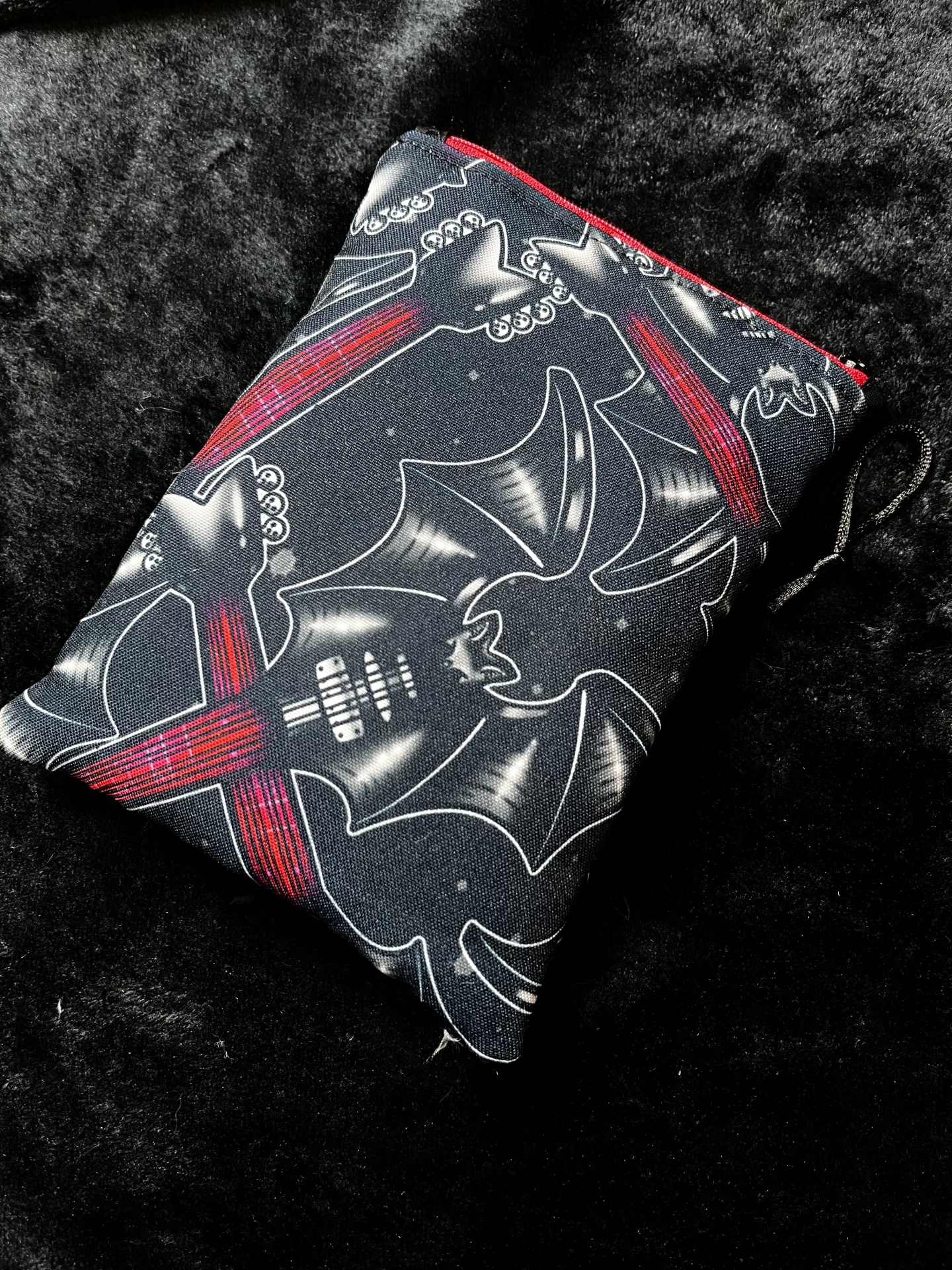 Bat Guitars E-Reader Mala de tecido preto com padrão de morcegos cinzentos e detalhes vermelhos